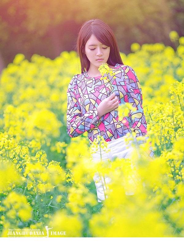 春风拂面桃花映面红