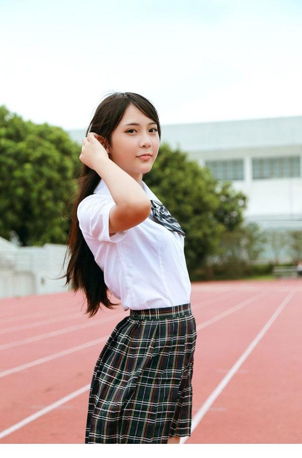 可爱秀气学生妹回眸一笑