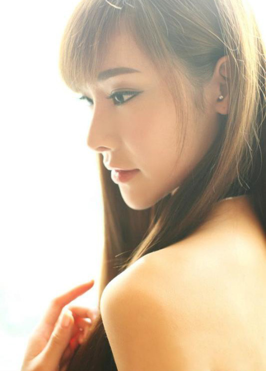 黑色吊带长裙极品美女私房照