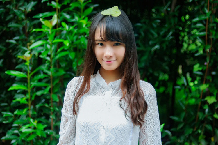 清晨露珠下的可爱少女