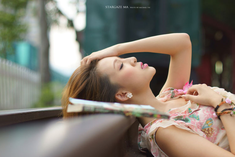 渴望旅行的风韵少女