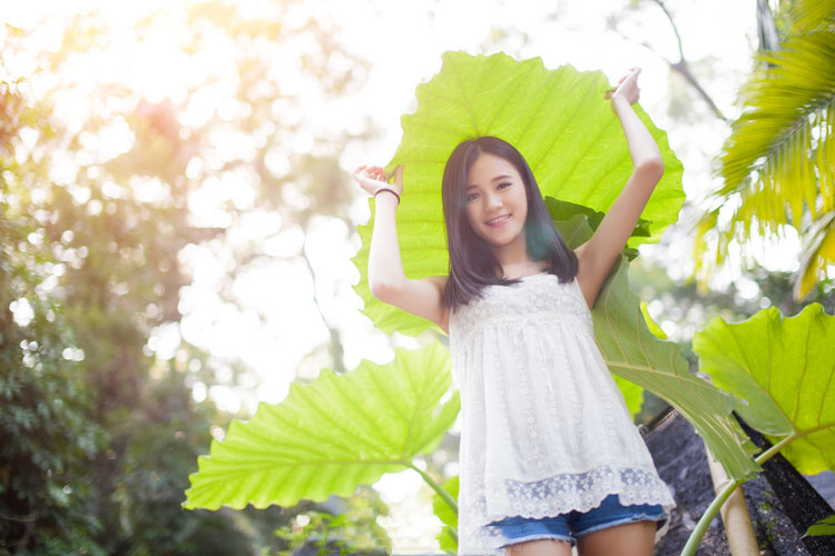 清纯少女树下的小可爱