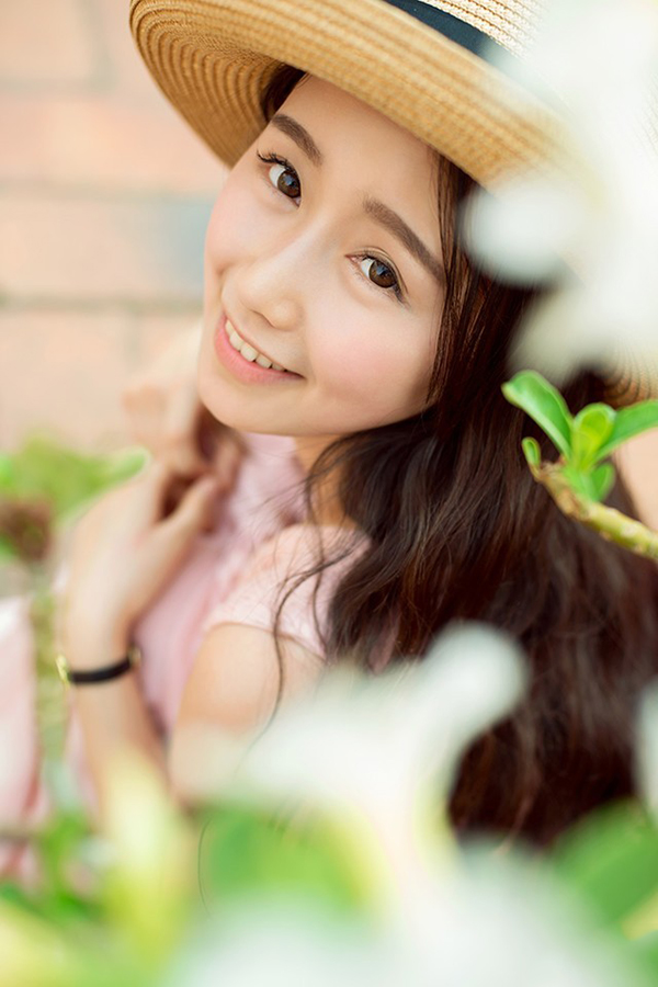 笑颜如花的纯美少女