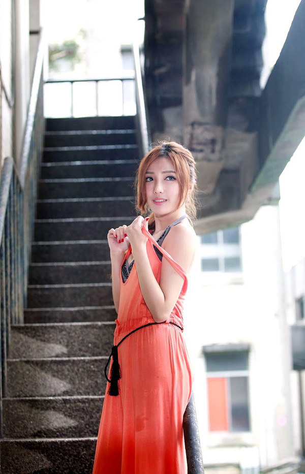 性感丰满的美胸嫩模诱惑动人