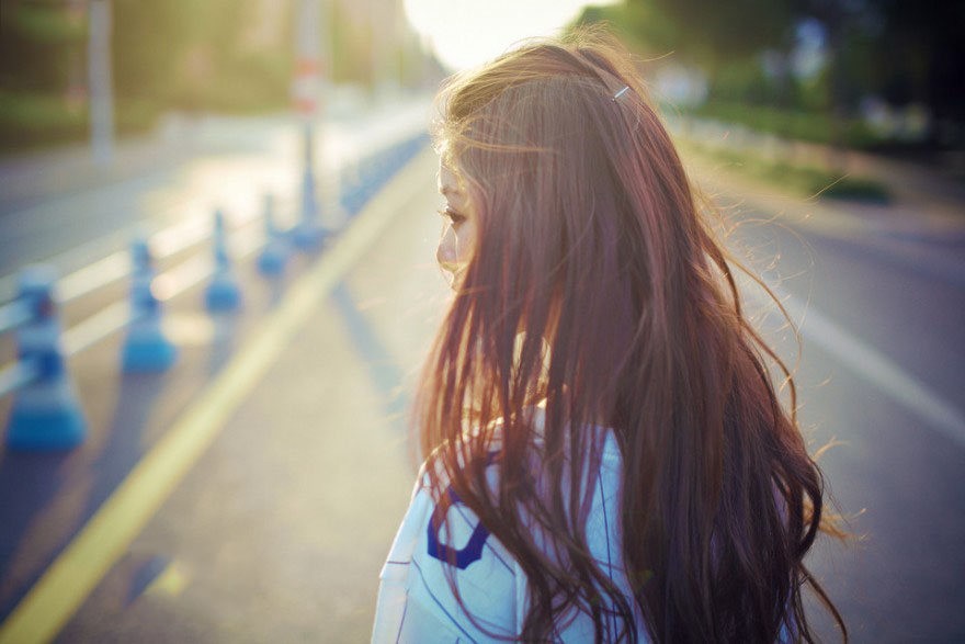 午后骄阳下的长发少女
