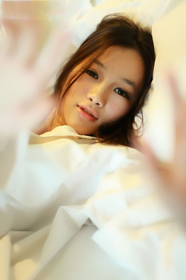 纯白少女丝滑嫩背