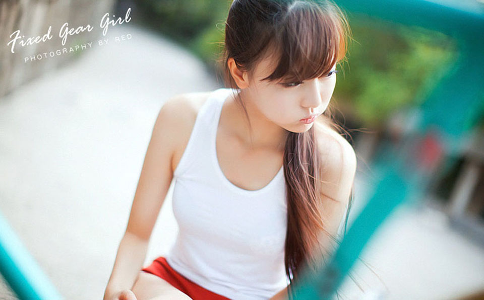 阳光活力女孩的户外甜美写真