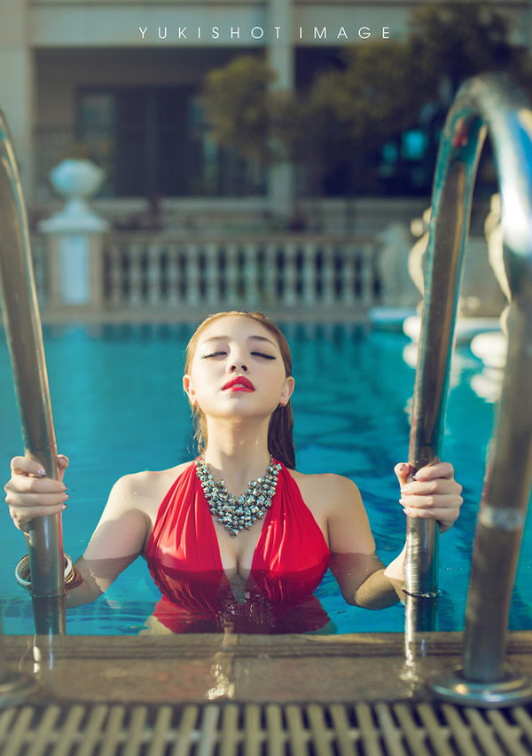 泳池里的巨乳美眉湿身诱惑写真