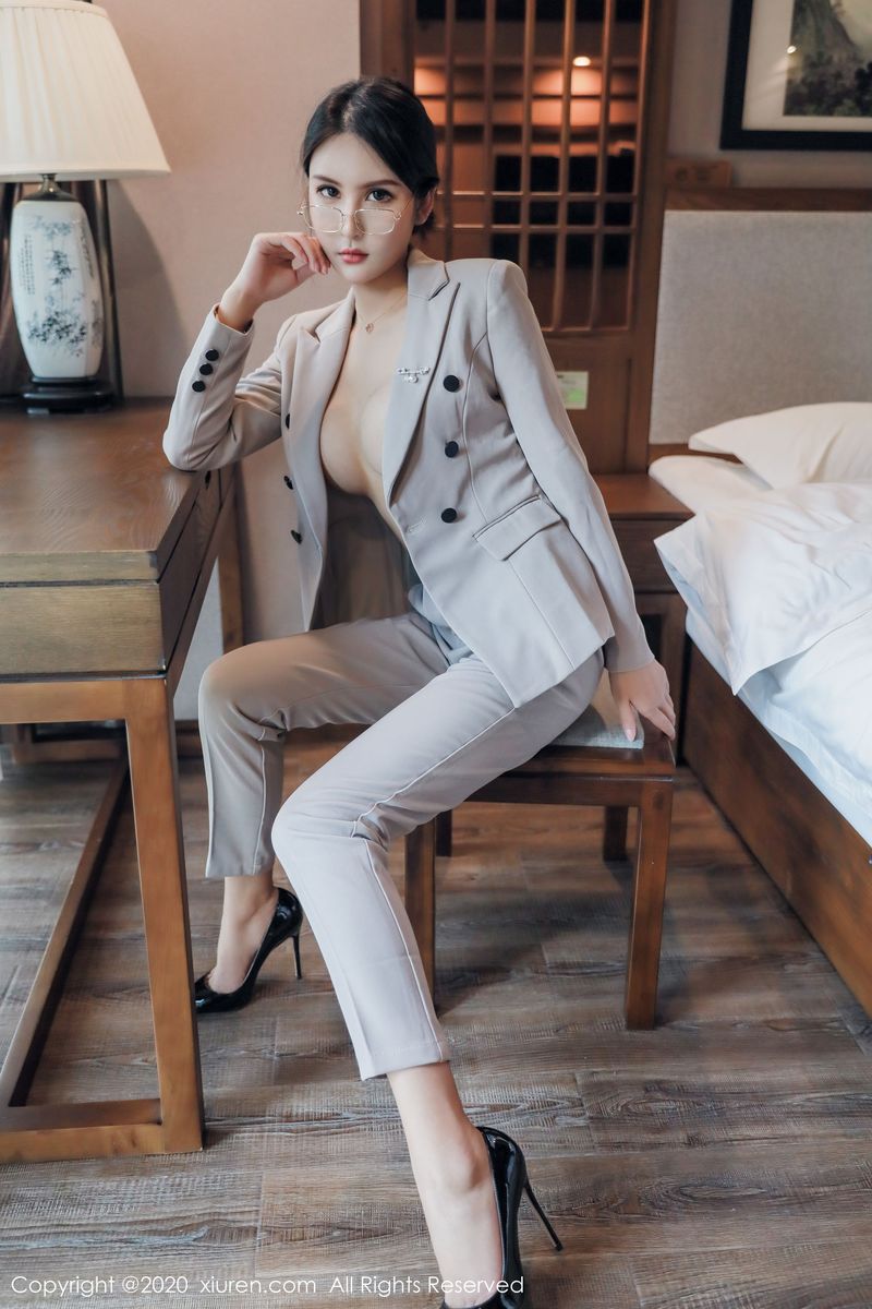 [XIUREN秀人网] 美女模特Emily顾奈奈丝袜制服职场OL典藏版写真 No.2098