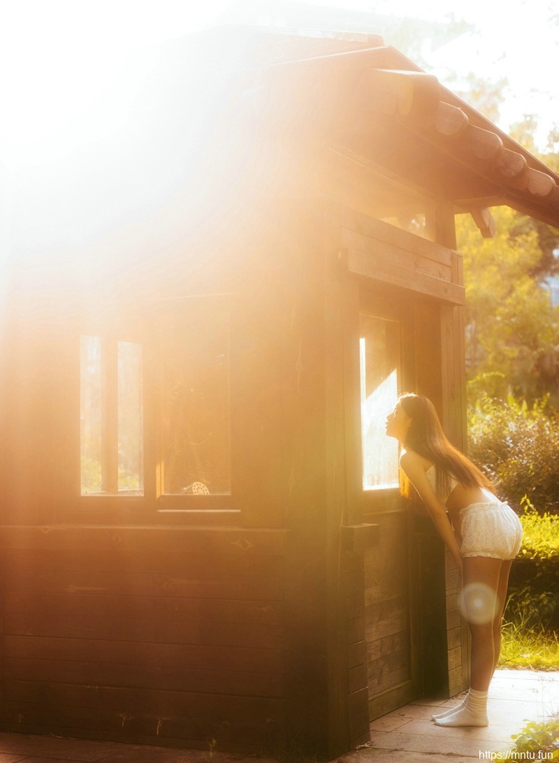 温暖阳光下的高颜值美少女耀眼动人