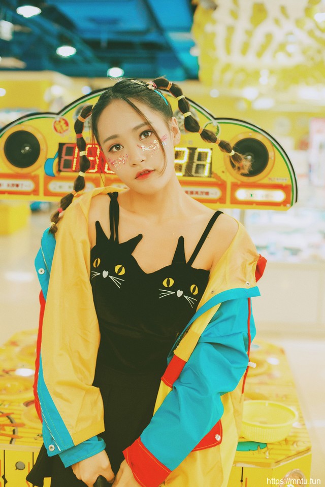 游戏厅叛逃少女猫咪连衣裙俏皮灵气十足