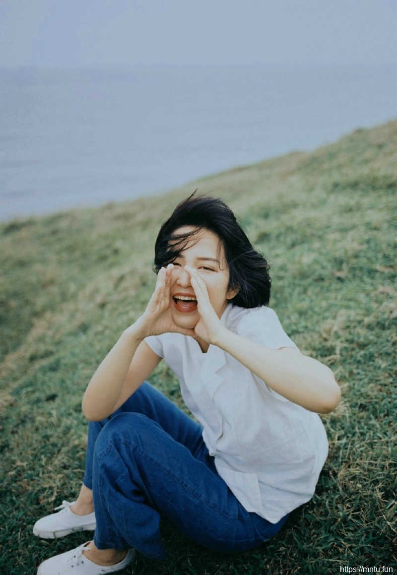 海岸边的短发随风奔跑活力妹子