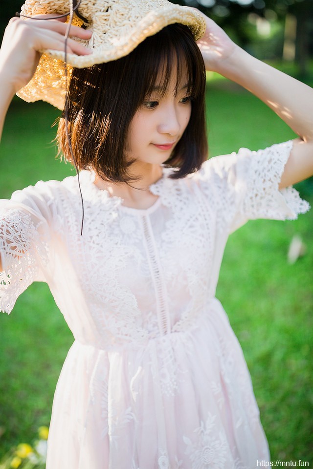 夏日阳光女孩蕾丝连衣裙捧花甜美暖意十足