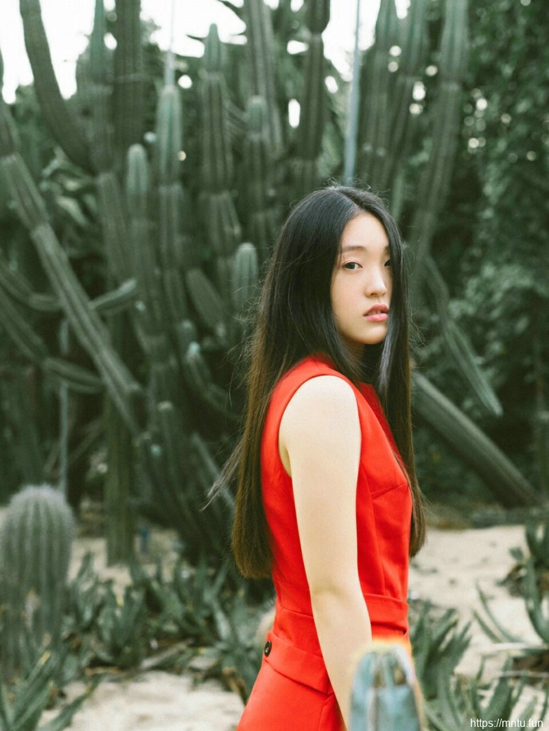 植物园内的红唇直发美女端庄迷人