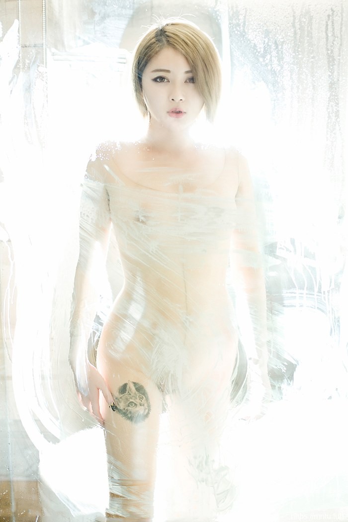 翘臀美女浴室摆各种撩人姿势