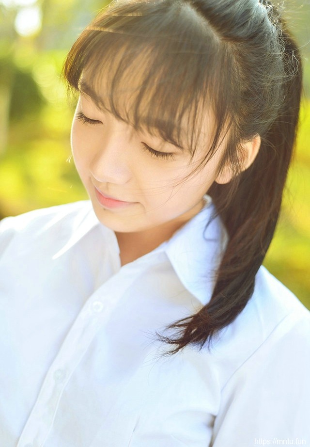 路过春天的时光少女白衬衫超短裙让阳光充满脸庞