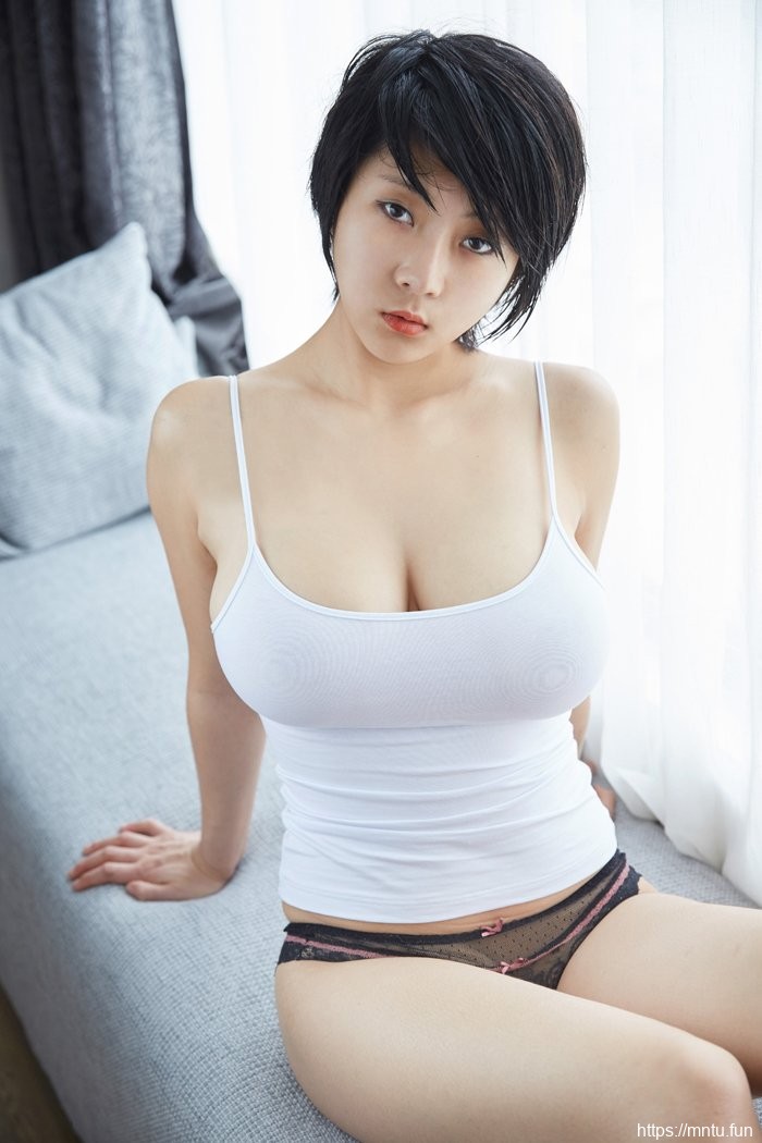 短发美女性感迷人写真