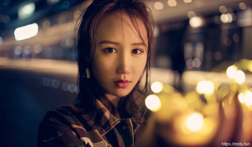 夜晚街头上的迷彩衣率性美女随意写真