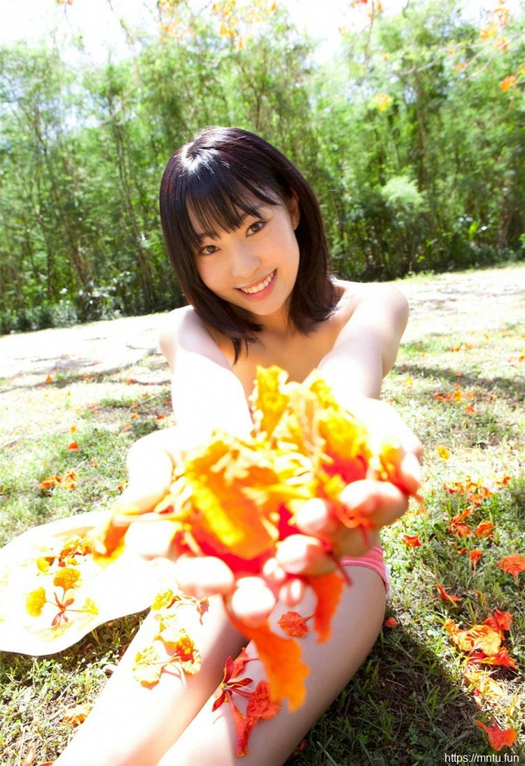 可爱萌妹子沙滩写真灿烂笑容唯美动人