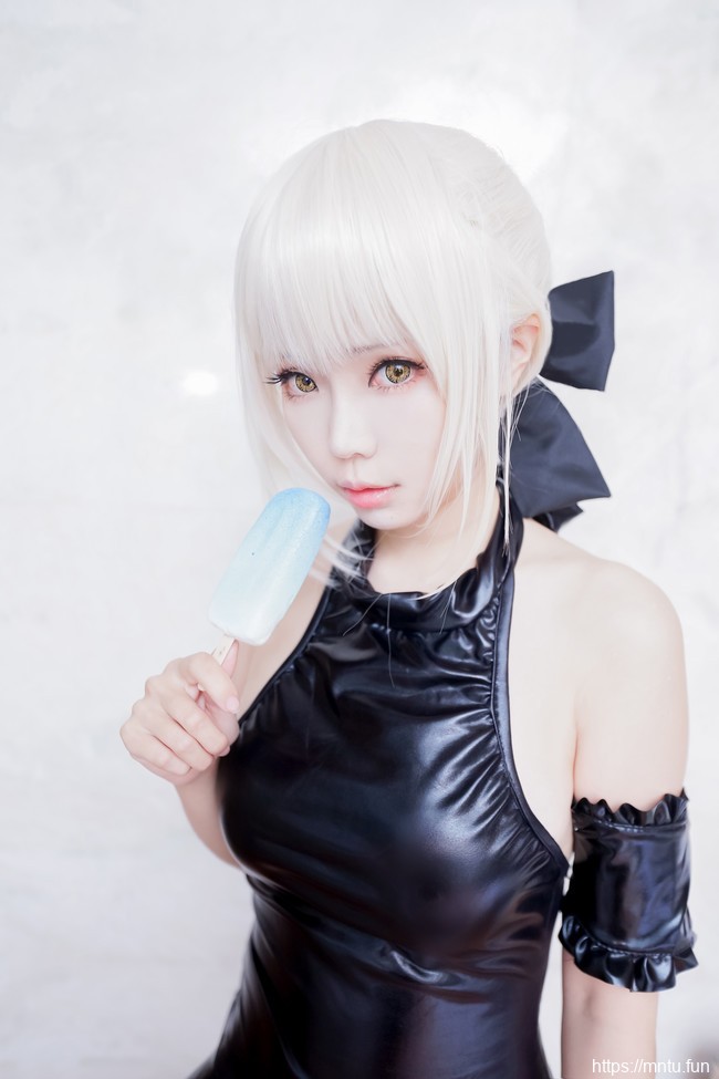 台湾美女ElyEE子黑色紧身泳装COSPLAY阿尔托利亚·潘德拉贡