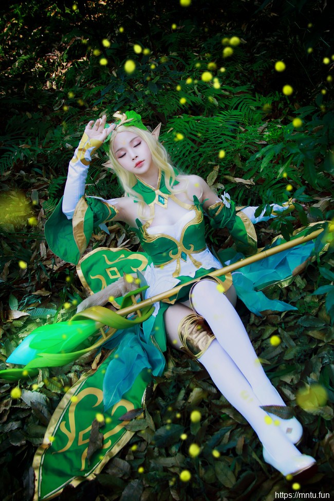 萌妹子祈瑶白丝美腿COS王者荣耀精灵公主王昭君美图