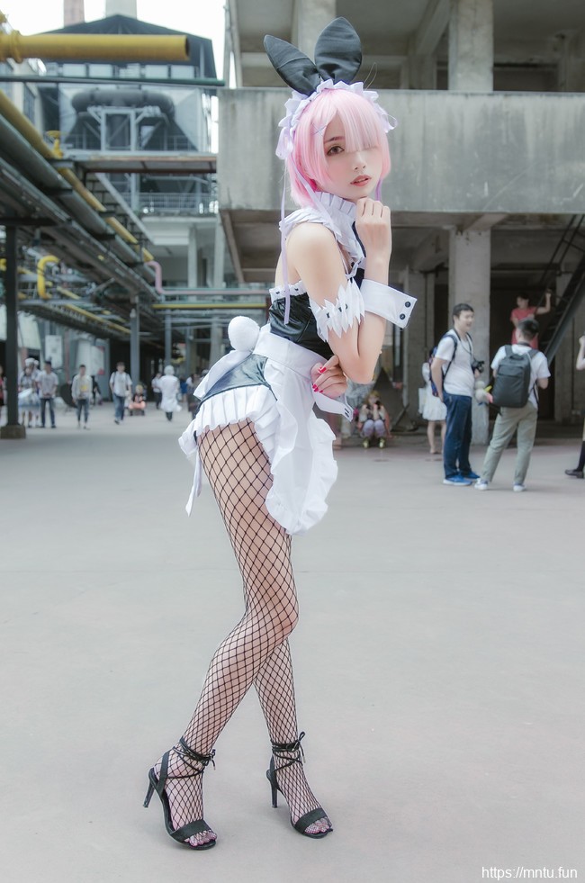 漫展场妆娘萝莉凰儿黑丝美腿COSPLAY兔女郎拉姆