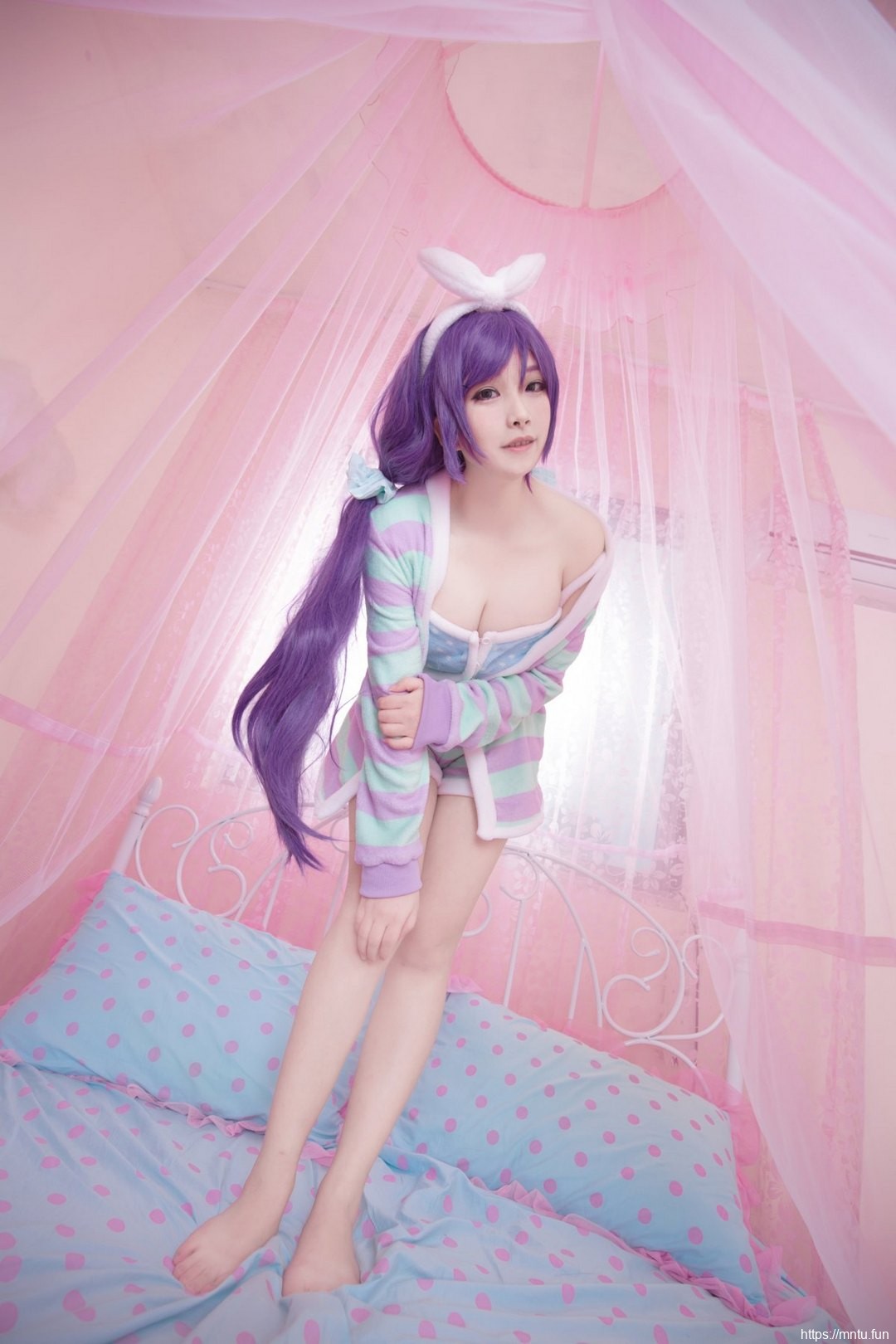 美女御姐COS扮演LOVE-LIVE东条希性感睡衣诱惑