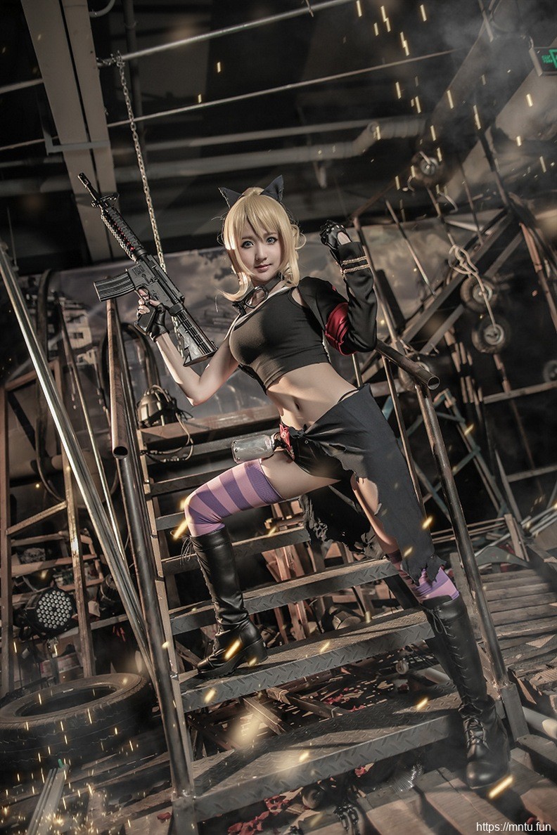 甜美少女手持枪械cosplay战场双马尾克林薇儿