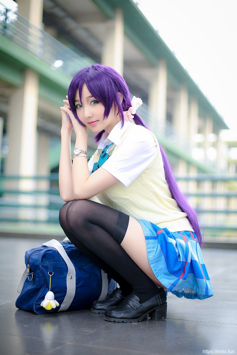 靓丽萌妹子身穿校服cosplay动漫美女东条希