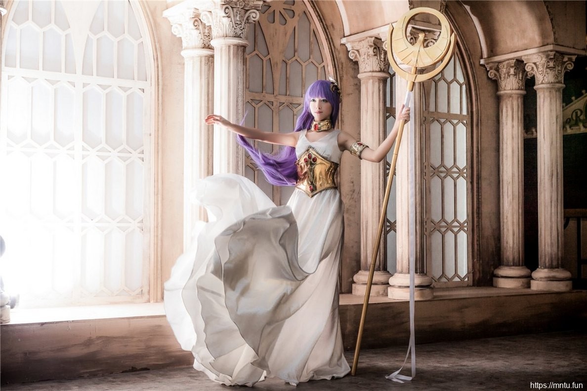 气质美女身穿白皙长裙cosplay战争女神雅典娜美图