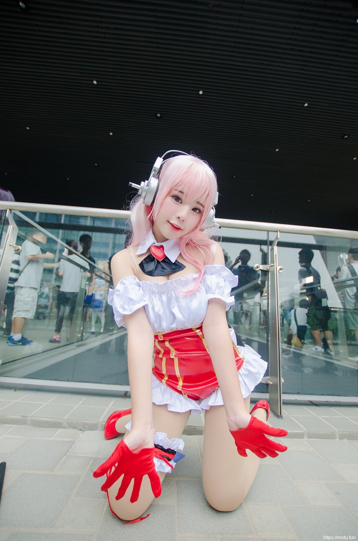 白嫩少女大露诱人美腿cosplay超级索尼子性感美图