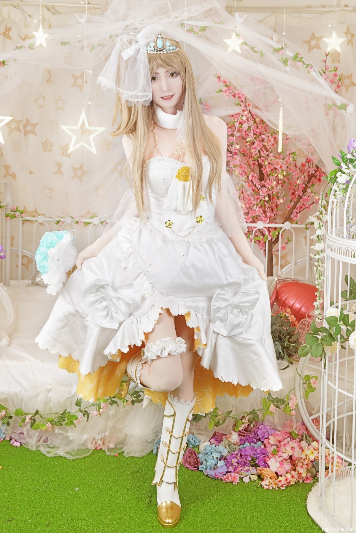 白皙美女Cosplay动漫人物南小鸟婚纱摄影