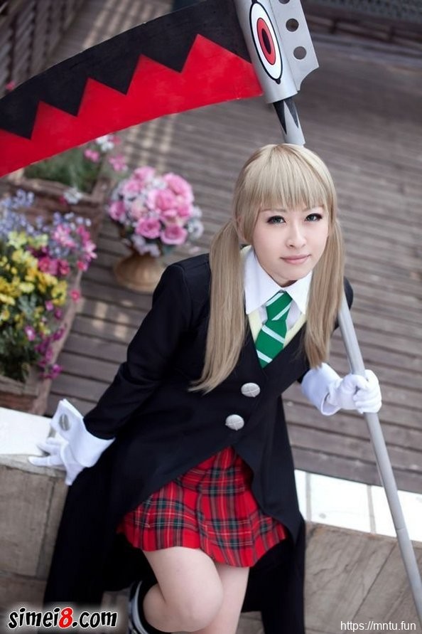 清纯学生妹Cosplay动漫人物展现女王气质