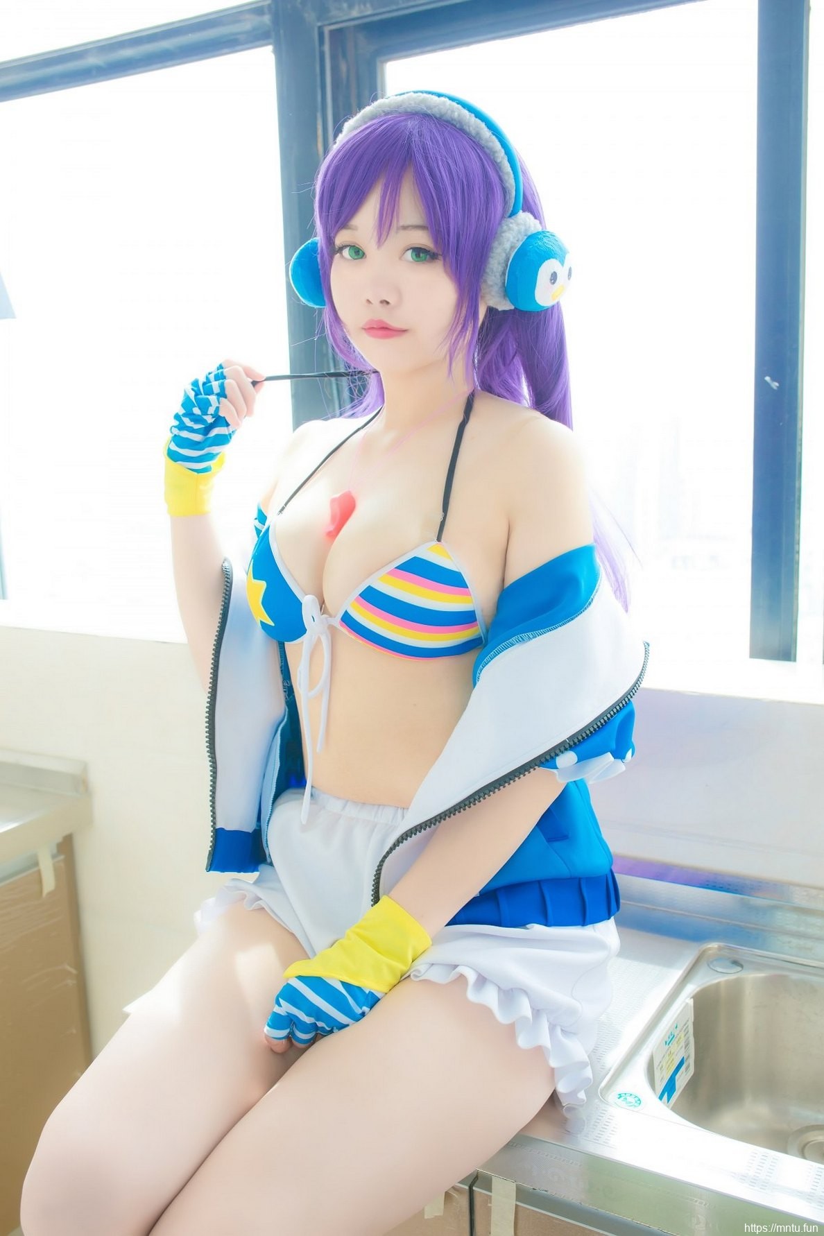 丰满美女Cosplay东条希显露美胸