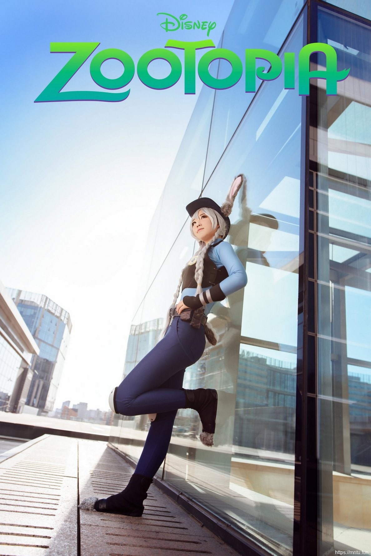 白皙美女Cosplay《疯狂动物城》朱迪楚楚动人