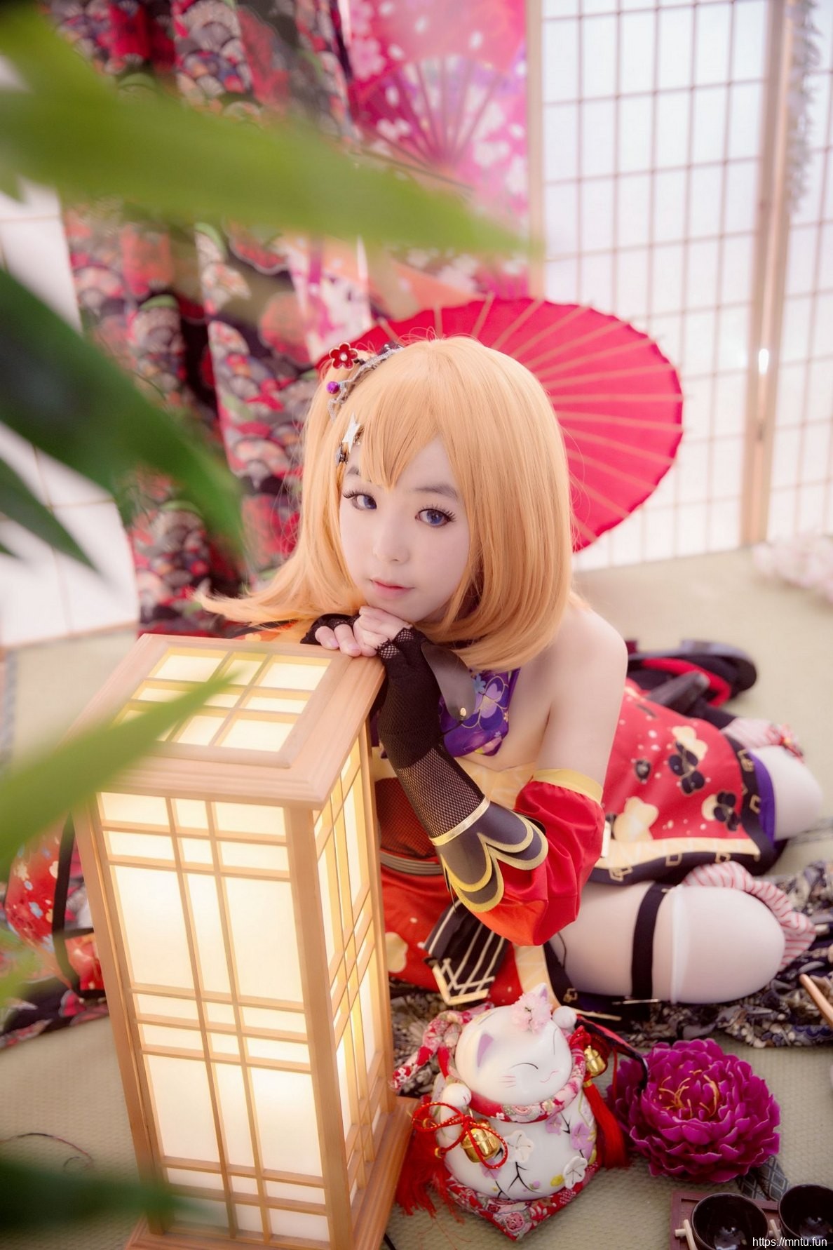 白皙美女Cosplay高坂穗乃果姿势诱惑