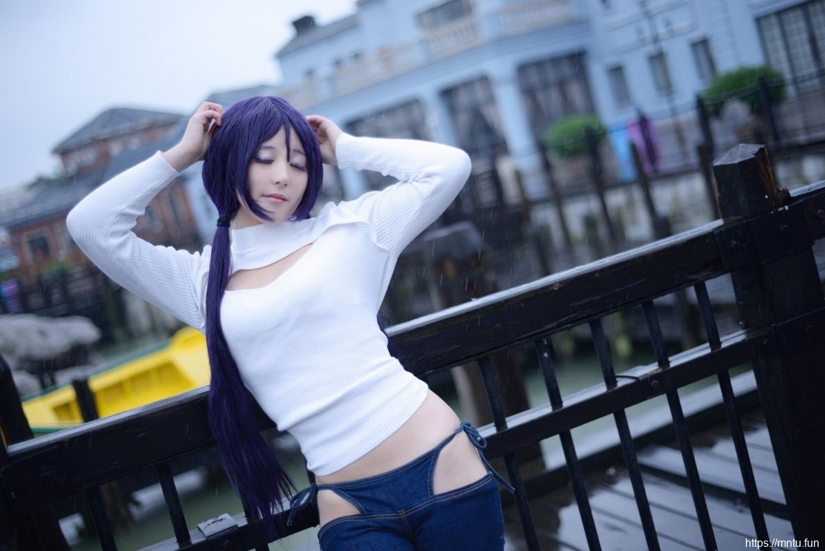 白皙美女Cosplay东条希散发迷人魅力