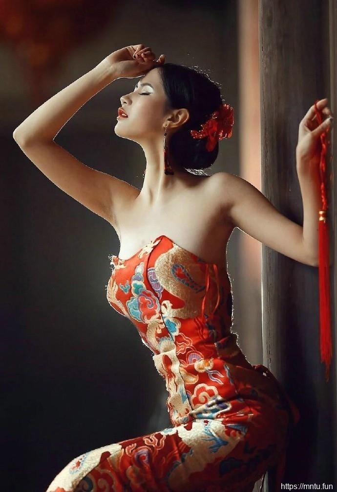 白嫩性感美女红色露肩旗袍带来春风美感9p