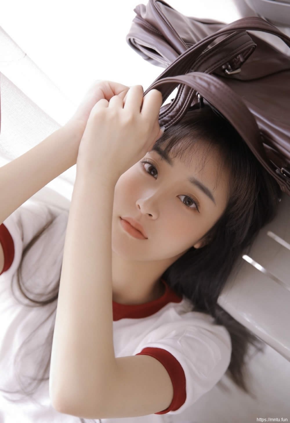 青春靓丽的高中女友粉嫩20p长腿水盈盈杏眸勾火另类图片