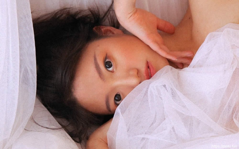 未成年萝莉美女自拍养眼不著衣物形态裸体艺术性感写真