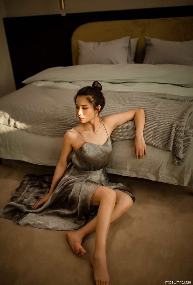 吊带美女美背洁白无瑕一举一动自带风情妩媚人体欣赏