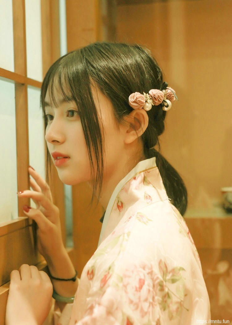 娇嫩和服妹子灯光下温婉柔美写真