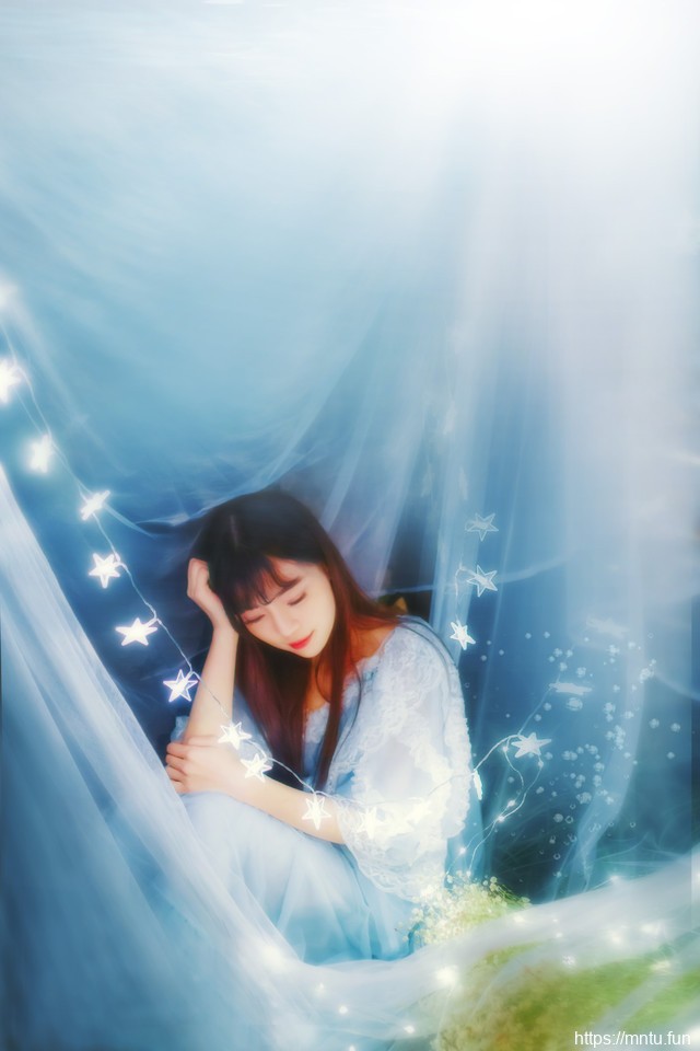 蓝色薄纱下的治愈系小清新清纯少女唯美写真