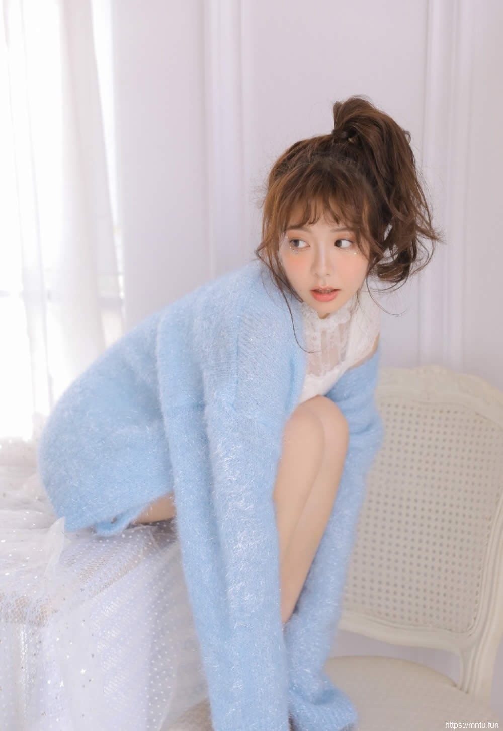 蕾丝短裤美女身着通明上衣白瓷长腿极致销魂美女图库