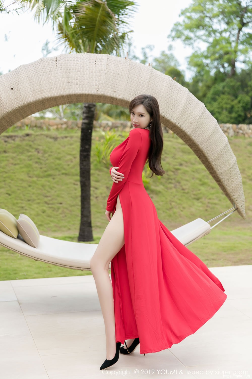 奶瓶土肥圆矮挫丑黑穷《户外长裙尤物》 [尤蜜荟YouMi] Vol.383