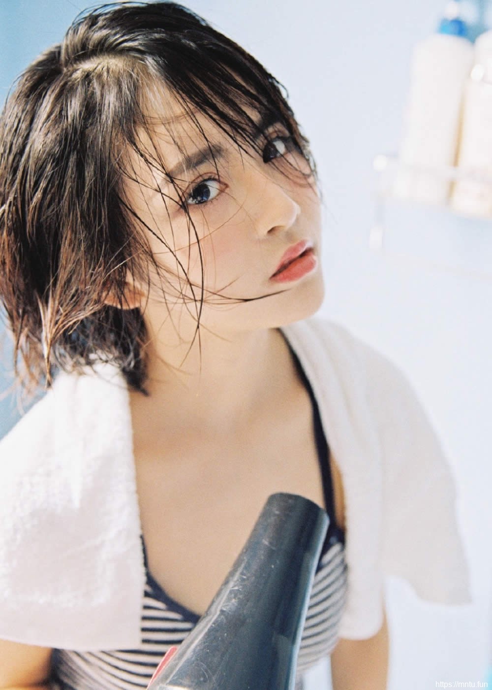 湿身美女吊带背心火辣帅气萌妹子居家性感生活照片