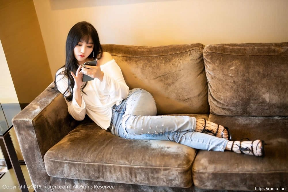 牛仔美臀长发骚浪妹妹性感大胸情味大网眼袜私密人体写真