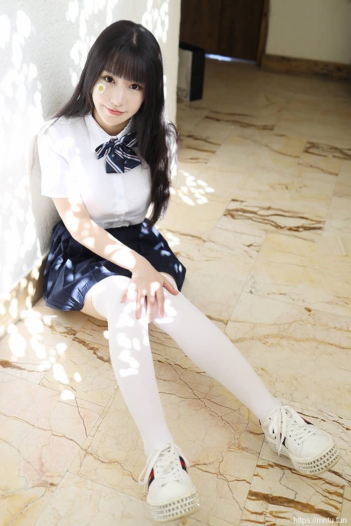 巨乳学妹朱可儿撩裙秀腿激萌十足