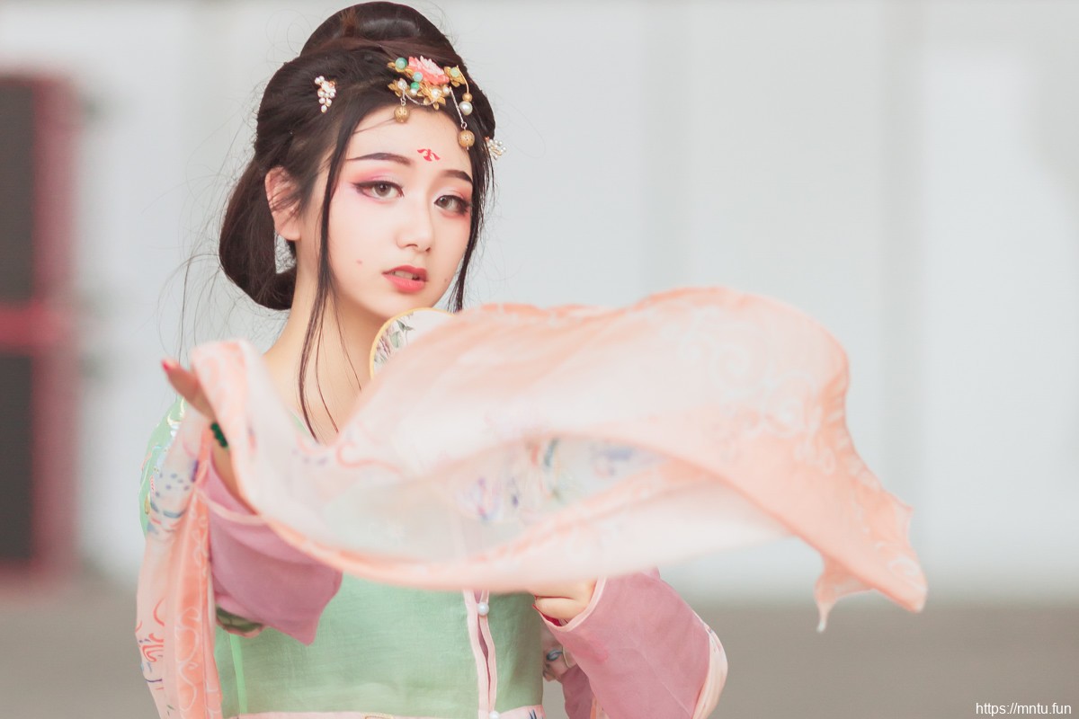 娇嫩诱人童颜美女Cosplay古风汉服写真图片