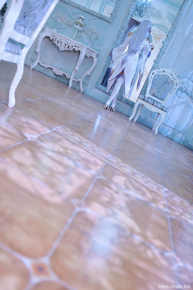 《Re：从零开始的异世界生活》艾米莉亚白丝游戏级cos美女写真